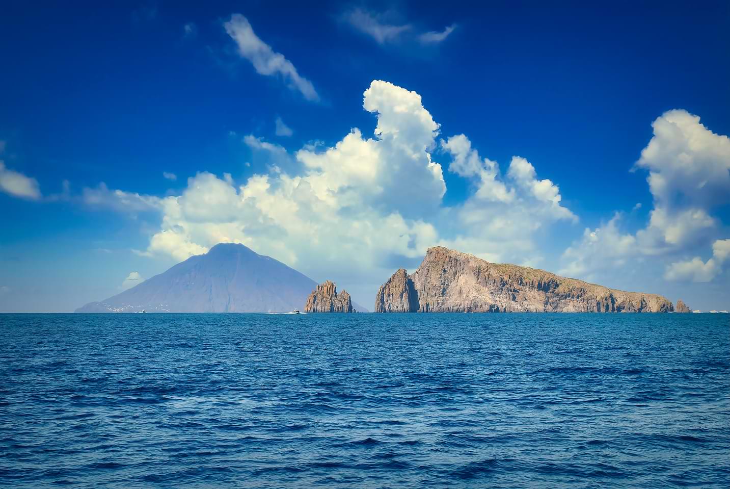 vulcano-lipari-stromboli-mini-crociera-da-Tropea-e-Vibo Marina-navigazione-panarea-sciara